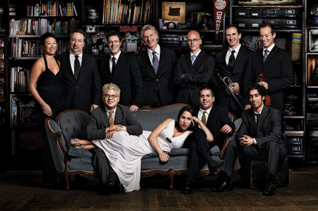 8 Temmuz Pazar, Çeşme Açıkhava Tiyatrosu'nda; saat 21.30'da, Pink Martini. Giriş: 150, 40 TL.Tel: (216 556 98 00)