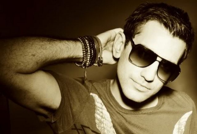 6 Temmuz Cuma, İzmir Bu Bi Olya Yeri'nde; saat 23.00'ten sonra Hed Kandi Presents DJ Stu Ojelay. Giriş: 34 TL. Tel: (232 716 07 35)