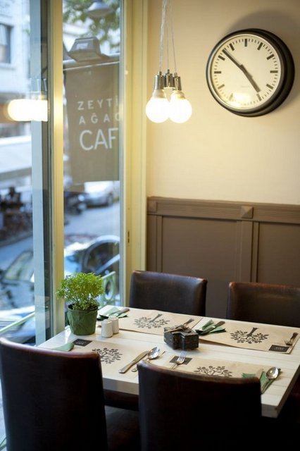 Zeytin Ağacı Cafe / Nişantaşı Tel: (212 291 28 42) Nişantaşı'nın müdavim mekânlarından Zeytinağacı'nda ayran aşı yemek bir yaz ritüeli. Zeytin Ağacı'nda aynı zamanda kullandıkları zeytinyağlarının, zeytinlerin, anne reçellerinin, anne turşularının, katkısız bitki çaylarının, zeytinyağlı bakım ürünlerinin, Maçka ve Tarabya Otelleri'ne ait anı eşyalarının, mutfak kültürü ile ilgili çeşitli malzemelerinin de bulunduğu alışveriş köşesi meraklılarını başka bir dünyaya götürüyor. www.zeytinagacicafe.com.tr