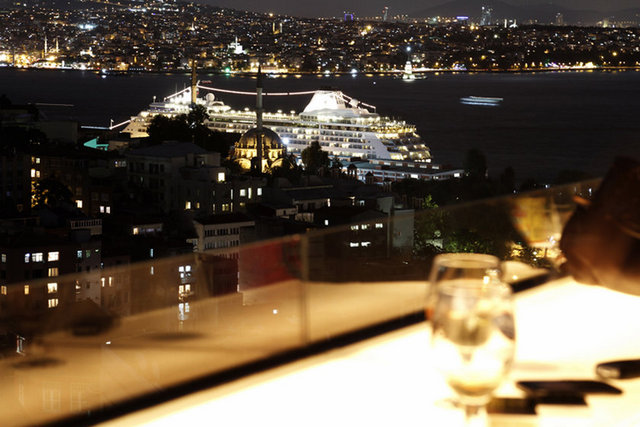 Leb-i Derya Kumbaracı / Beyoğlu Tel: (212 293 49 89) Kokteylleriyle aklımızı başımızdan alan Leb-i Derya bu yaz da yapacağını yaptı. Okaliptüs, taze adaçayı, limon suyu ve cinden ibaret Medicine baş döndürüyor. Okaliptüs ve adaçayının ferahlığı, limonun buruk tadıyla mükemmel bir uyum yakalamış. www.lebiderya.com