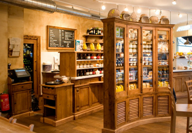 Le Pain Quotidien / Levent Tel: (212 353 06 77) Mönüsünde organik ekmeklerin yanı sıra tartlar, croissant'lar, brownie'ler, muffin'ler, reçeller, ballar, zeytinler, bitki çayları, kahveler ve daha birçok doğal ürünü barındıran Le Pain'de, tatlı ve tuzlu, kepekli, yulaflı katkı maddesi kullanılmadan yapılan diyet kurabiye çeşitleri de paket olarak satılıyor. Bu yazın favori içeceği ise; limonatalar ve meyve suları. Taze hazırlanan limonataya rendelenmiş salatalık ilave edilip, salatalık dilimleri ile de süslenerek servis edilen limonata ile serinlemek çok daha keyifli olacak. www.lepainquotidien.com.tr