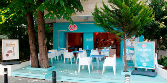 L'Era Fresca / Bebek Tel: (212 322 66 57) Hiçbir katkı ve koruyucu malzemesi içermeyen dondurmalarıyla, dondurmaseverleri ihya eden L'Era Fresca, margarin yerine sütün kendi yağını ve kremasını kullanıyor. Lezzetlerini kendi tesislerinde üreten L'Era Fresca, sağlıkla serinleyerek dondurmanın en güzel hallerini tüketmek isteyenlerin ilk adresi. www.lera-fresca.com