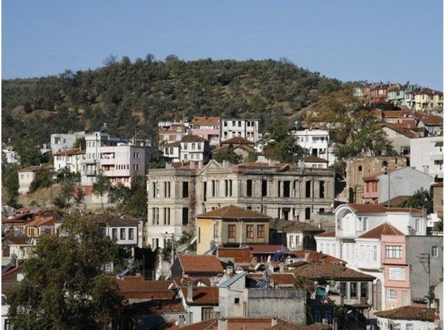 Trilye'de konaklamak ise ayrı bir tat veriyor. Pansiyonu da mevcut olan mekânda huzur olmazsa olmazlardan