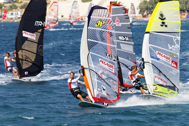 Ayrıca Alaçatı'da Windsurf yapabilirsiniz. 3 saatlik bir dersle öğrenebileceğiniz bu spor hobi olarak kalabilir. -