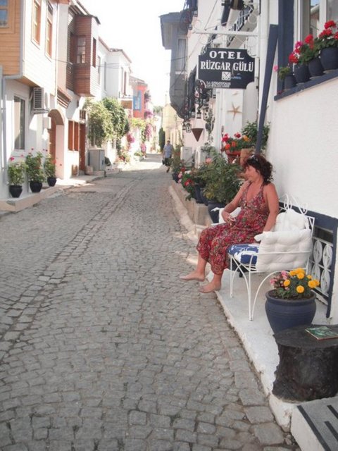 Bütün dünyayı, stresi geride bırakın ve Geyikli İskelesi'nden bineceğiniz Bozcaada vapurunda denize atın... Bozcaada dönüşünde hayatınızda çok şeyin değişeceğini söyleyebiliriz... -