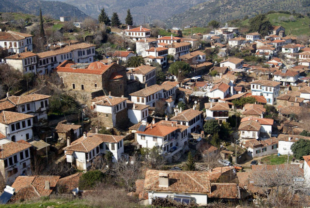 ŞİRİNCE: - "Benden Selam Söyle Anadolu'ya" isimli kitapta Şirince'den, "Şu yeryüzünde cennet diye bir yer varsa, bizim Şirince'nin cennetin bir parçası olması gerekir" diye bir cümle var. Gerçekten de bu cümle doğru