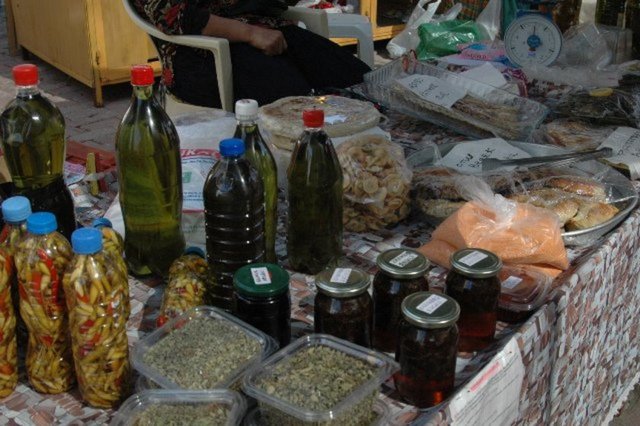 Beldenin merkezinde ev kadınlarının evlerinde hazırladığı binbir türlü yiyecek, ev malzemeleri satın alınasıdır -