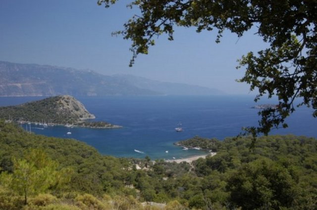 Kayaköy'ün manzarası ise iç açıcı cinsten