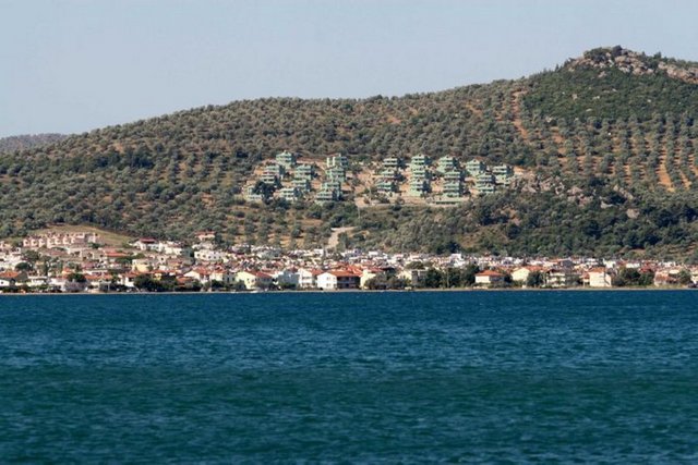 Cunda Adasında bir çok pansiyon apart ve otel bulunuyor. Arzu edenler adanın çeşitli yerlerinde kamp ve karavan sahası da bulabiliyorlar.