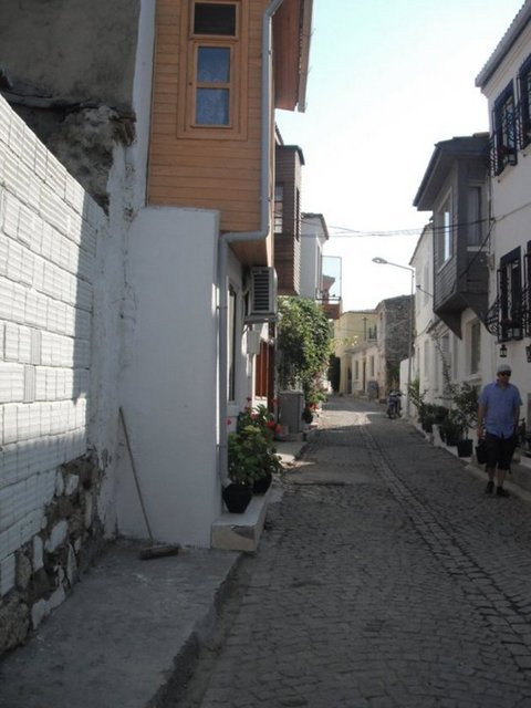 Adanın domates reçeli, kekik balı ve şarapları çok ünlü -