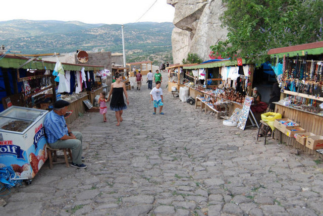 Bu arada Assos'ta Behramkale'ye gitmişken kahvelerdeki farklı aromalı Türk kahvelerini denemeden dönmeyin