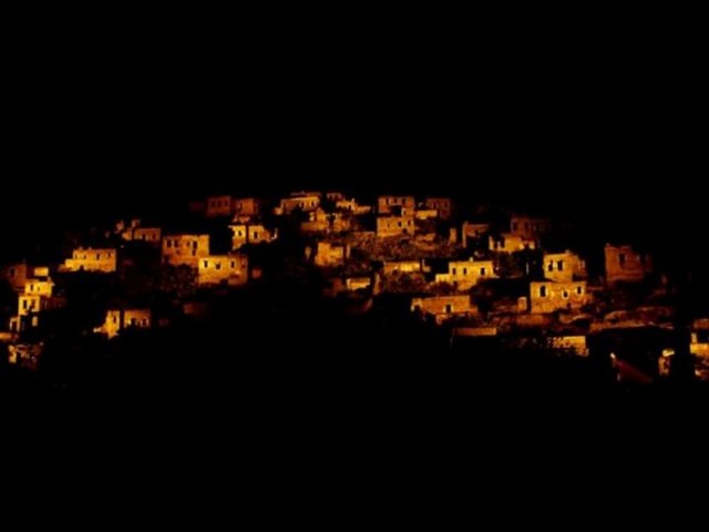 Fethiye merkezinde yer alan Balık Pazarı lokantaları taze balık seçip, taze balık pişterek yemek yiğip içenlerle doluyor