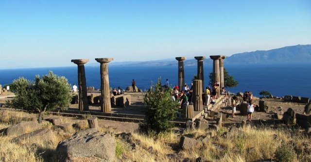 Assos'taki Antik kentin hemen yanında yer alan Behramkale Köyü, tarihi camisi ve antik taş köprüsü yol üzerinde bulunan lahit ve kale surları bölgede görülecek yerler arasında bulunuyor.