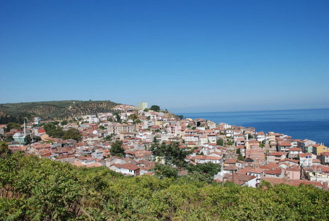 Trilye'nin sahil lokantalarında deniz ürünlerini taze olarak yenebiliyor.