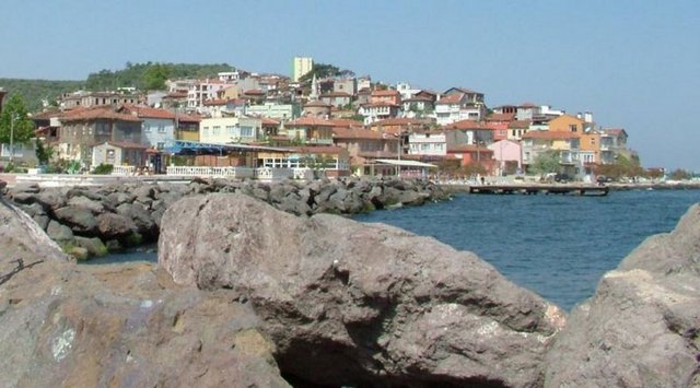 Trilye'nin ekşi maya ile yapılan ekmekleri ile ünlü. 70 yıllık taş fırının bir de mutlaka tadılması gereken cevizli lokumu var.