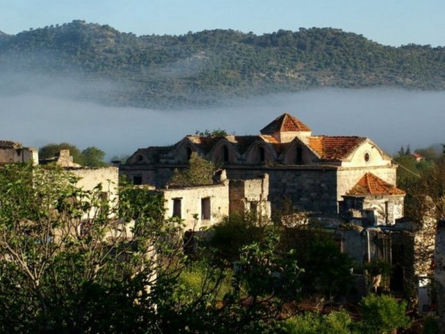 Meksika usulü yemek yenecek yerler, hediyelik eşya tezgâhları, cam işi çalışmalar yapanlarla hem alışveriş, hem seyirlik vakit geçirecek yerler arasında görülüyorlar.