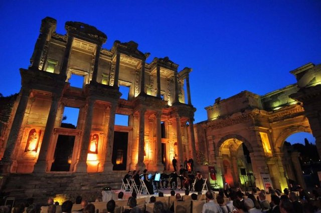 Efes Antik Kenti, Selçuk Kalesi, Meryemana Evi'ni görmeden gelmek olmaz. -
