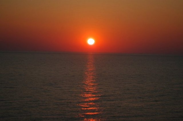 Elektrik üreten rüzgar güllerinin olduğu kısımda bir batık ve bir de çok eski bir deniz feneri var. Bu noktadan gün batımını izlemek muhteşem oluyor