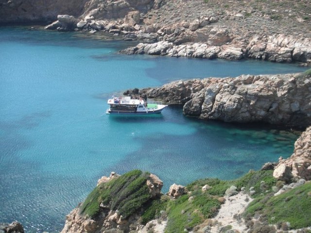 BOZCAADA: - Bozcaada'da tek yapmanız gereken boz görüntüsünün arkasındaki uçsuz bucaksız bağları, onları bekleyen bağ evlerini, rüya gibi kumsallarını, pırıl pırıl temiz denizini, size özel olacak kadar küçük koylarını, kekik kokulu tepelerini, lezzetli şaraplarını ve yemeklerini keşfetmek… -