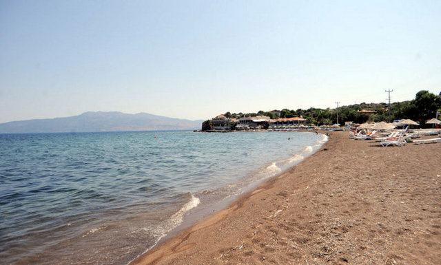 Temiz havası, denizi, tarihi, huzurlu, sessiz ortamı ve deniz ürünlerinin yanısıra; Assos turistik tesisleriyle de konuklarına elverişli bir tatil ortamı sunuyor.  -