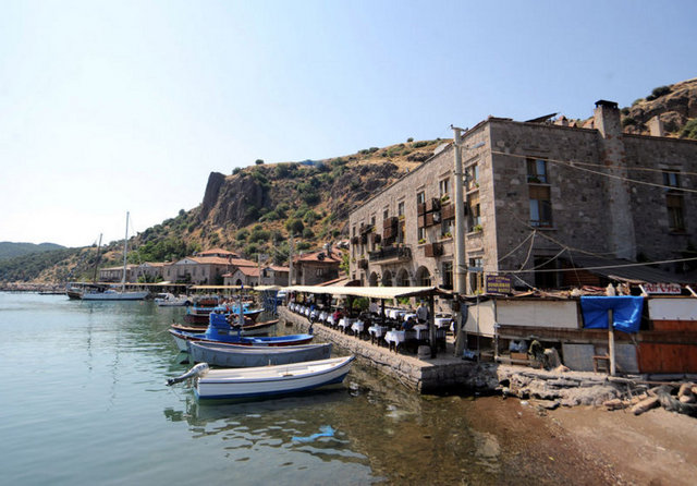 Çanakkale'nin Ayvacık ilçesi Behramkale köyünde bulunan Assos, denizden 238 metre yükseklikte yer alan bir tepeden Ege'yi seyrediyor. -