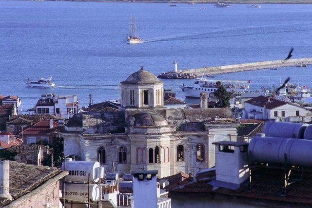 Rumlardan kalma taş evlerinin yer aldığı Cunda Adası'nda yürüyüşe çıkanlar sanki zamanın içinde bir yolculuğa uzanıyor -