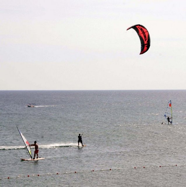 Ada özellikle güneyinde Kite Sörf ve Rüzgar Sörfü için çok uygundur. -