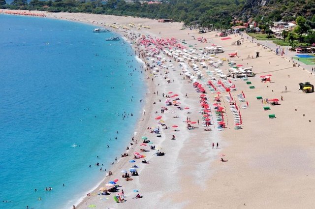 FETHİYE: - Fethiye Ölüdeniz bir turzim merkezi. Ve Ölüdeniz'in en önemli özelliği, bölgenin tamamının konaklama tesisleri ile dolu olması. Bu arada yazlıklara ve yazlıkçı sakinlerine rastlanıyor.
