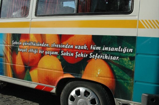 Üzüm, mandalina, zeytin gibi ürünlerin yanı sıra turizmde gösterdiği gelişme ile de dikkat çeken Seferihisar, ailece gidebileceğiniz huzurlu ve sakin bir tatil yöresi -