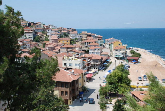 Deniz ulaşımının da kolaylığıyla İstanbul'da bunalanlar, birkaç saatliğine de olsa geldikleri Trilye'de eşsiz manzara eşliğinde balık keyfi yapıp, günün yorgunluğunu atarak evlerine dönüyorlar.