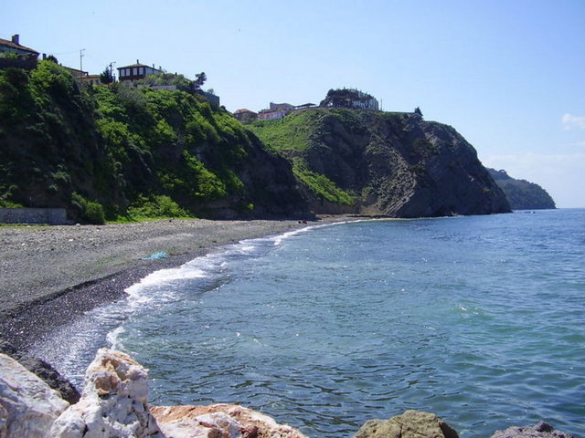 TRİLYE: - Ürettiği zeytin ve zeytinyağıyla dünyanın tanıdığı Trilye, şimdi balık lokantaları, düzenlenen sahili, otel ve motelleriyle ün salıyor...