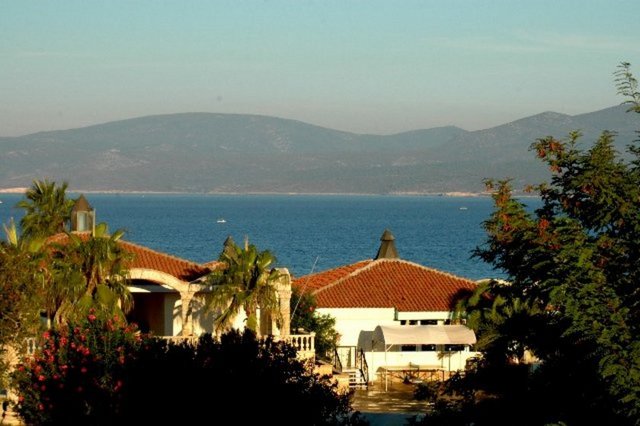 SEFERİHİSAR: - Tam da "Cittaslow" adına yakışır bir yer Seferihisar... Yani yavaş şehir. Özgün kalmış, kurtarılmış bir belde. Her şeyin tadını yavaş yavaş, sindire sindire çıkarabileceğiniz bir mekân -