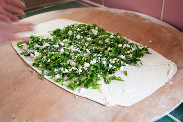 Sabah kahvaltılarında her restoranın olmazsa olmazı otlu gözleme, köy peyniri, ev reçeli ve ev tereyağı tadılasıdır. -