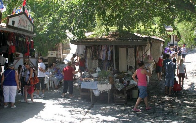 Şirince, zeytin, mandalina ağaçlarıyla kaplı Şirince sokakları butik otel merkezlerinden biri... -