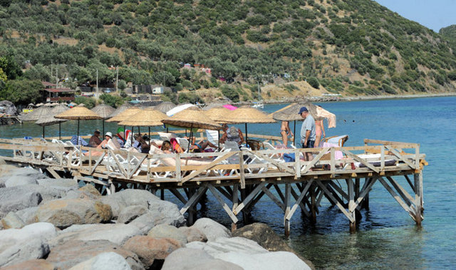 Gecesi gündüzü ayrı atmosfere sahip Assos liman dalgakıranı üzerinde yürümek, sahil kahvelerinde oturmak, denize taşan restoranlarda adeta denizin içinde yemek yemek keyif veriyor.