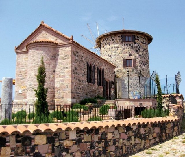 Kalamar Dolması, Kaşarlı kidonya, Isırgan otu salatası, Enginar salatası, sarımsaklı ve kekikli yağlı kızarmış ekmekler rağbet görüyor