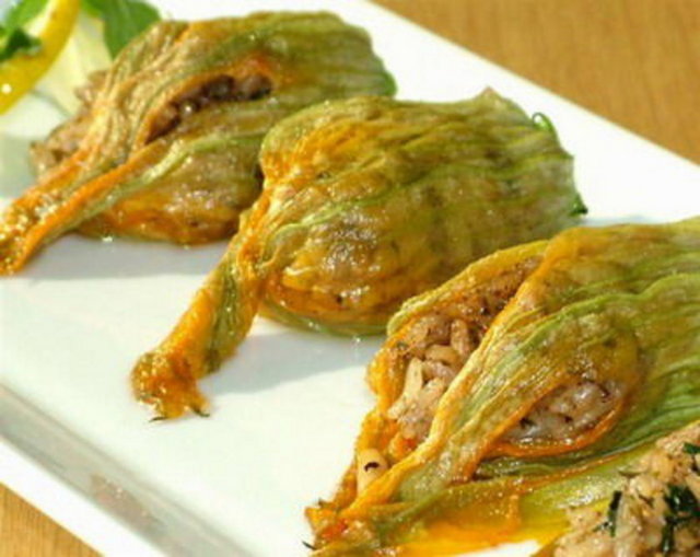 Ege zeytinyağlılarının belki de en güzel yapıldığı mekânın sabah kahvaltıları da ünlü. -