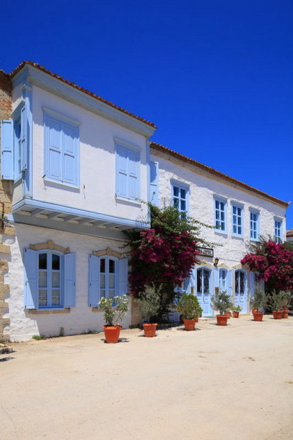 Taş evleriyle bezeli sokaklara sahip olan Alaçatı'da yeme - içme kültürü bir hayli gelişmiş. -