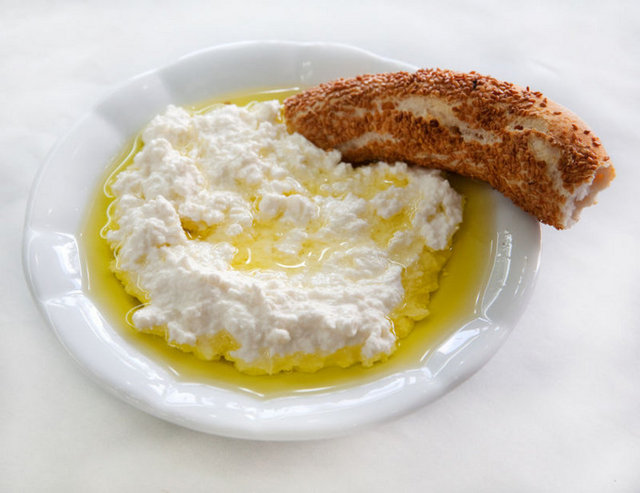 Armola peyniri, lok lok, ekmek dolması, çalkalama gibi yöresel lezzetleri vardır. -