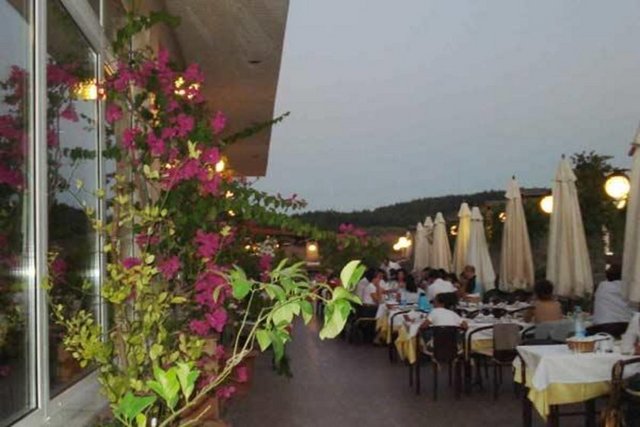 Çağrışan Restaurant / Mudanya / Bursa Tel: (224 244 91 00) Mekan, 350 kişilik terası ile Bursalılar'ın kaçamak adreslerinin başında geliyor. Masalarda kurulu mangallar sayesinde, kendi etlerinizi, kendi damak zevkinize göre pişirebiliyorsunuz.
