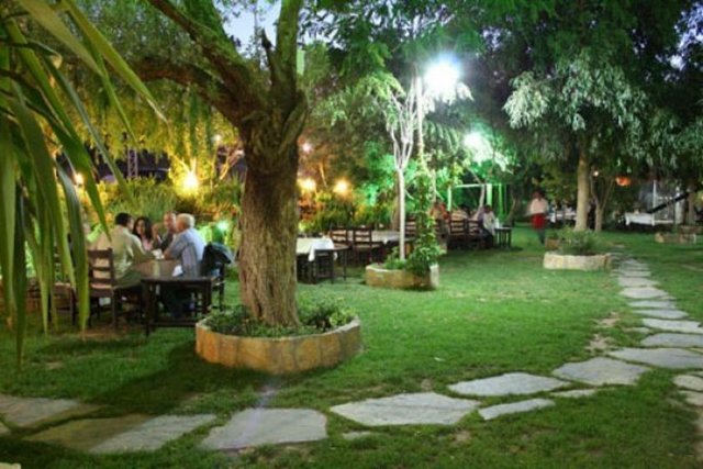 Mangalcı / Bodrum Tel: (252 369 22 55)                                                                                   Bodrum Kızılağaç'ta bulunan mekan, 30 yıldır hizmet vermekte. 120 kişilik kapasitesiyle sabah 09.00'dan itibaren, gece 23.00'e kadar servis veren mekanın köy kahvaltısı ve ızgara yemekleri meşhur.