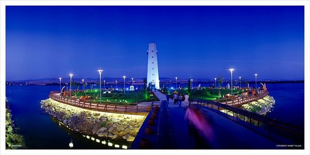 Mogan Parkı / Ankara Tel: (312 484 59 41) Ankara Gölbaşı'nda konuşlanan Mogan Gölü çevresindeki park, toplam 600 bin metrekarelik alana kurulu. Kuş gözlem evleri, 130 kilometrelik ahşap yürüme yolu, piknik alanı, çocuk parkları, at parkuru ve golf, tenis gibi birçok sporun yapılabileceği eğlence alanları bulunuyor. Gölün kıyı şeridindeki piknik alanında 200 barbekü ve piknik masasının yanında, 50 tane de çeşme bulunmakta.