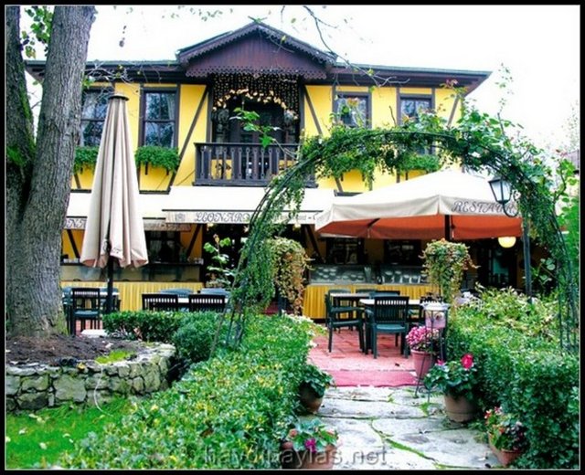 Leonardo Restoran / Polonezköy Tel: (216 432 30 82) 1993'ten bu yana misafirlerini, 110 yıllık, iki katlı bir evde ağırlayan mekanın sahipleri Polonya asıllı Leonardo. Izgara ağırlıklı mönüde, Polonya usulü alternatifler de bulunmakta. En ünlü lezzeti ise kuzu antrikottan yapılan 'Stake Ala Polonez'.