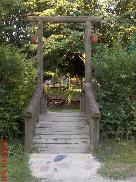 Cansu Alabalık / Kocaeli / Maşukiye Tel: (262 354 38 98) 1998'den günümüze hizmet veren restoran, bungalov evleri ve yapay gölde olta balıkçılığı, kano gibi çeşitli doğa sporlarını da misafirlerine sunuyor. Havuzlarda üretilen alabalıklar taze olarak servis ediliyor. Ben etçiyim diyenlere ise köfte, sucuk ve tavuk çeşitleri, hem kiremitte hem ızgara da yapılıp servis ediliyor.