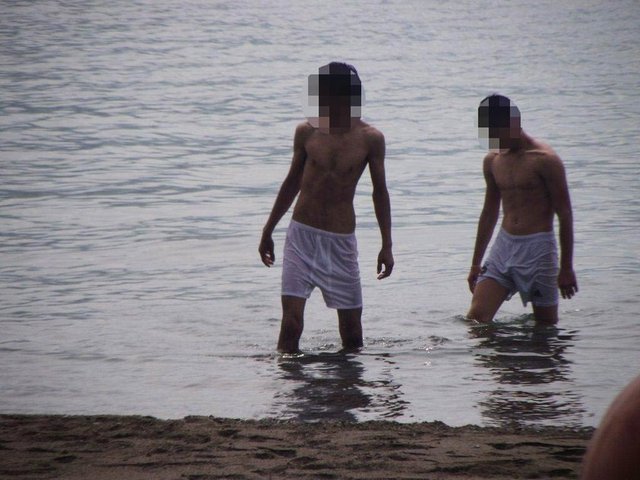 İç çamaşırıyla denize giriyorlar