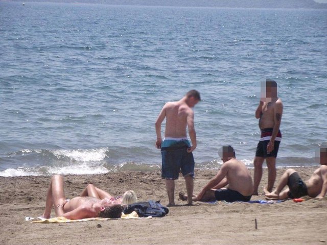 Biri kadın biri erkek turisti bu şekilde rahatsız ediyorlar