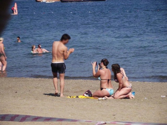 Kızlar cep telefonlarıyla arkadaşlarını görüntülerken, bazıları onları taklit etmeye çalışıyor