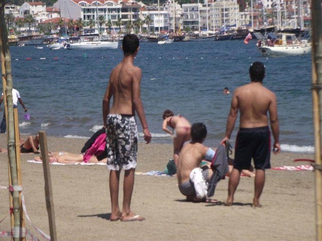 Eğilen genç kıza böyle baktılar