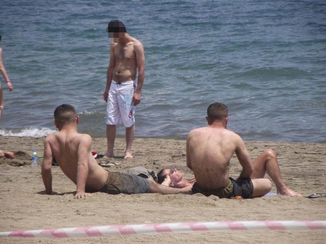 Beyaz şortla plajda dolaşıyorlar