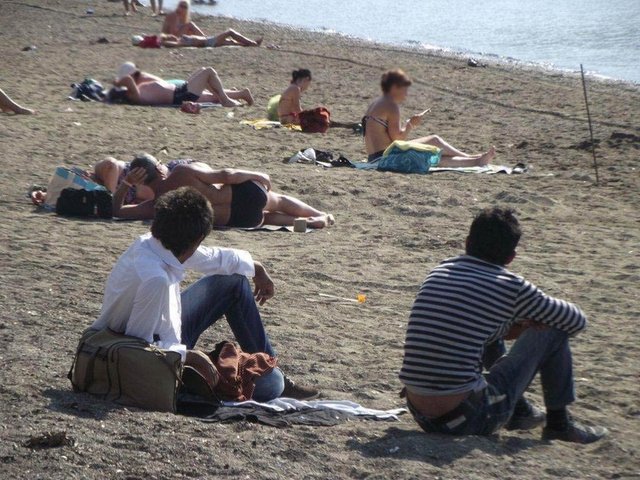 Sanki bir kafeteryada oturmuş gibiler...